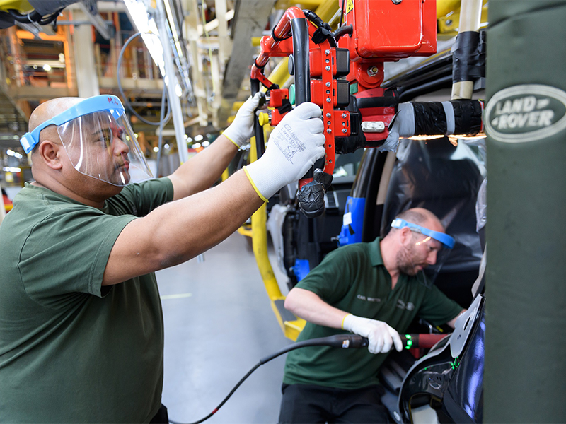 نظرة على أول سيارة رينج روڤر مصنّعة وفق قواعد التباعد الاجتماعي